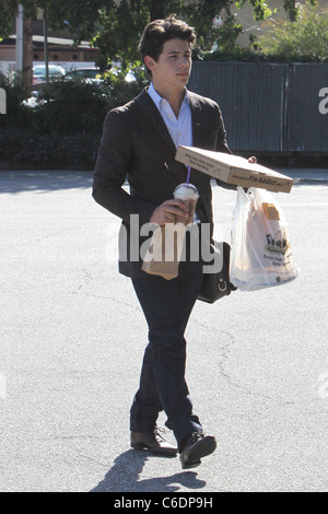 Nick Jonas e un amico sono visto lasciare Sharky Woodfired della griglia messicana. Toluca Lake, California - 04.05.10 BJJ Foto Stock