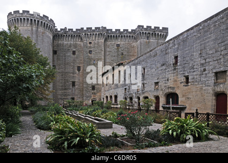 Giardino cortile del castello "Chateau du Roi René" Tarascon Gard Provence Francia mostra massicce mura e i dentelli Foto Stock