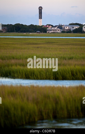 Vista di Sullivan's Island Lighthouse cerca su Marsh e tidal creek da Mount Pleasant, Carolina del Sud. Foto Stock