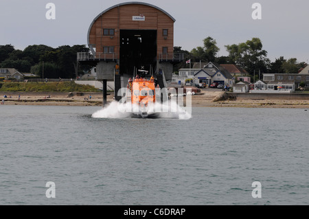 Bembridge RNLI Tamar scialuppa di salvataggio lancia verso il basso la scalo Foto Stock