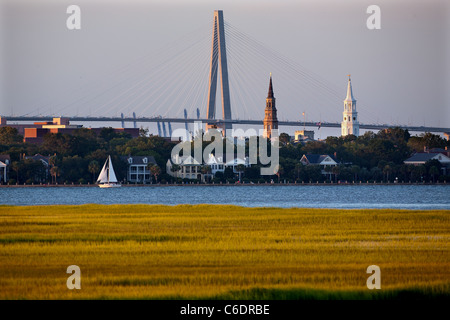 Vista del centro storico di Charleston, Carolina del Sud con chiesa campanili e Ravenel Bridge in background. Foto Stock