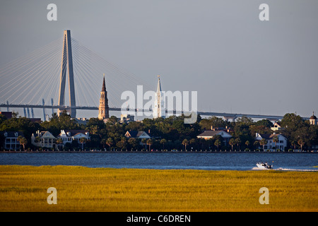 Vista del centro storico di Charleston, Carolina del Sud con chiesa campanili e Ravenel Bridge in background. Foto Stock