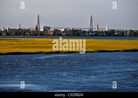 Vista del centro storico di Charleston, Carolina del Sud con chiesa campanili e Ravenel Bridge in background. Foto Stock