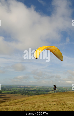 Parapendio oltre l'Preseli Hills Pembrokeshire Wales cymru REGNO UNITO GB Foto Stock