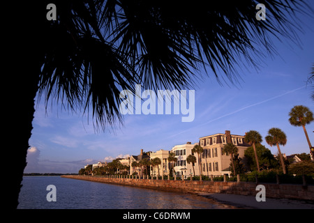 Vista complessiva della batteria a Charleston, Carolina del Sud con abitazioni storiche sul fronte del porto. Foto Stock