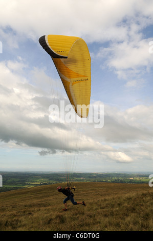 Parapendio decollo Preseli Hills Pembrokeshire Wales Cymru REGNO UNITO GB Foto Stock