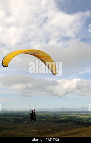 Parapendio oltre l'Preseli Hills Pembrokeshire Wales cymru REGNO UNITO GB Foto Stock