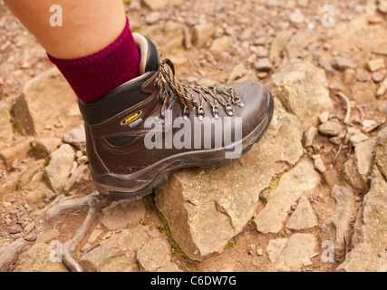 APPALACHIAN TRAIL, Virginia, Stati Uniti d'America - Close-up di escursionismo e avvio della gamba sul sentiero per McAfee manopola sulla montagna Catawba Foto Stock