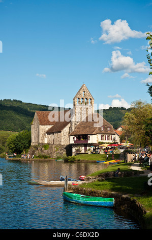 Beaulieu sur Dordogne Francia riflessa nel lago Foto Stock