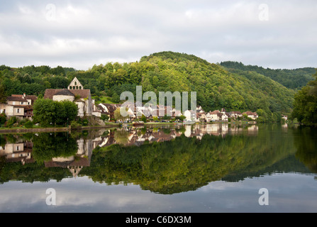 Beaulieu sur Dordogne Francia riflessa nel lago Foto Stock