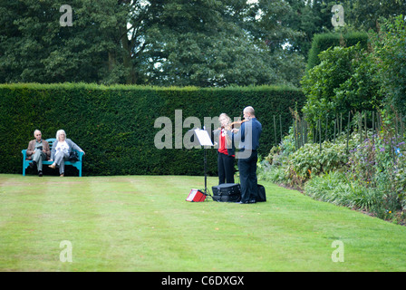 Due violinista intrattenere i visitatori a Renishaw Hall, Derbyshire, Inghilterra, Regno Unito. Foto Stock