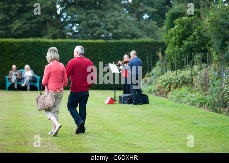 Due violinista intrattenere i visitatori a Renishaw Hall, Derbyshire, Inghilterra, Regno Unito. Foto Stock