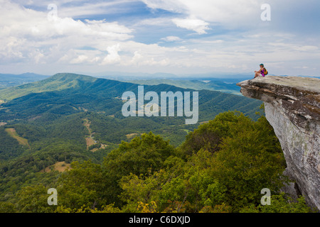 APPALACHIAN TRAIL, Virginia, Stati Uniti d'America - Donna escursionista in McAfee manopola sulla montagna Catawba, vicino alla città di Roanoke. Foto Stock