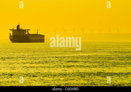 Turchia, petroliera sul mare con le turbine eoliche in background Foto Stock