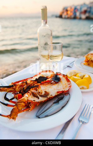 Grecia Cicladi, Mykonos, Lobser cena a costa Foto Stock