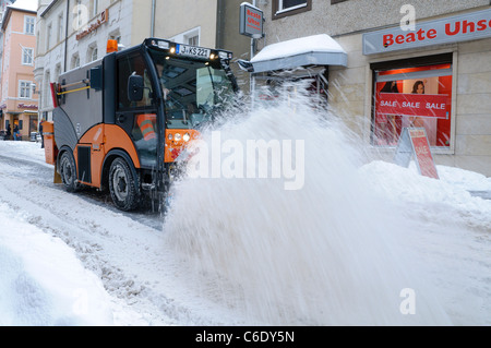 Spartineve la cancellazione di una strada dopo il basso Daisy, servizi invernali, Jena, Turingia, Germania, Europa Foto Stock