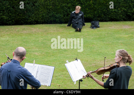 Due violinista intrattenere i visitatori a Renishaw Hall, Derbyshire, Inghilterra, Regno Unito. Foto Stock