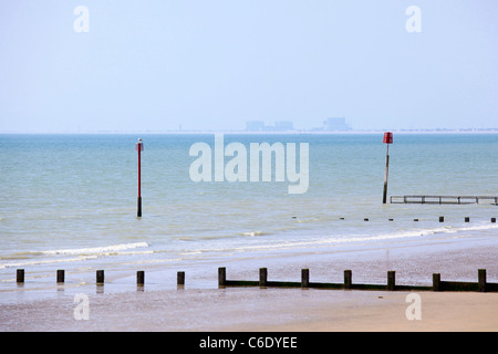 Vista di Dungeness B Centrale Nucleare da Dymchurch beach Foto Stock