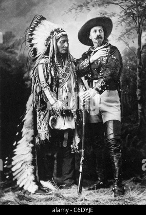 WILLIAM "Buffalo Bill Cody (1846-1917) Noi soldato, cacciatore e mattatore a destra con Toro Seduto nel 1885 Foto Stock