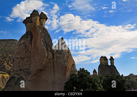 Il tufo formazioni vulcaniche Camini di Fata Pasabagi Cavusin Avanos Cappadocia Anatolia in Turchia Foto Stock