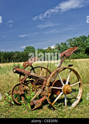 Tradizionale cavallo arrugginito powered falciatrice di erba sul prato in estate Foto Stock