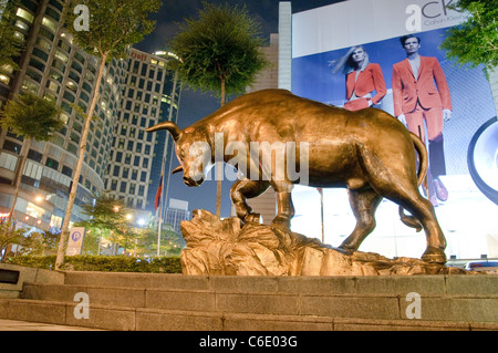 Illuminata la scultura in bronzo di un toro di notte, Kuala Lumpur, Malesia, Asia sud-orientale, Asia Foto Stock