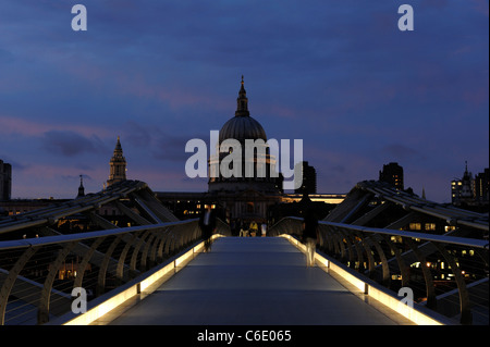 La Cattedrale di St Paul e la passerella del Millennio Foto Stock