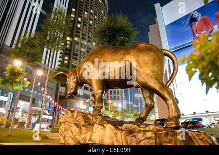 Illuminata la scultura in bronzo di un toro di notte, Kuala Lumpur, Malesia, Asia sud-orientale, Asia Foto Stock