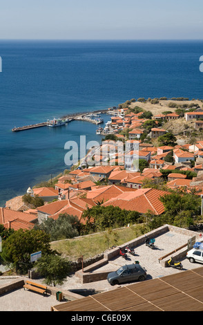 Una vista sui tetti della città vecchia, Molivos, Grecia Foto Stock