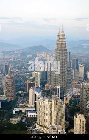 Petronas Twin Towers, vista dal Menara TV Tower, la quarta più grande torre di telecomunicazioni nel mondo, Kuala Lumpur, Malesia Foto Stock