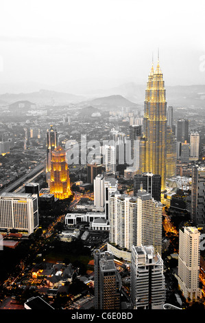 Petronas Twin Towers, vista dal Menara TV Tower, la quarta più grande torre di telecomunicazioni nel mondo, Kuala Lumpur, Malesia Foto Stock