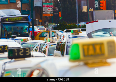 Taxi e traffico in Malaga, provincia di Malaga, Spagna. Foto Stock