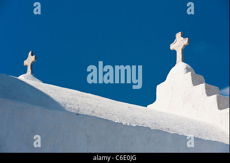 Grecia Cicladi, Mykonos, attraversa il tetto della chiesa Foto Stock