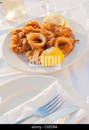 Grecia Cicladi, Mykonos, Calamari aperitivo sul set table per mare Foto Stock