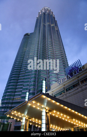 Petronas Twin Towers e Suria KLCC Shopping centre illuminata di sera, Kuala Lumpur, Malesia, Asia sud-orientale, Asia Foto Stock