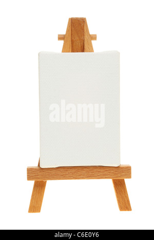 Tela vuota su un cavalletto di legno isolata contro bianco Foto Stock