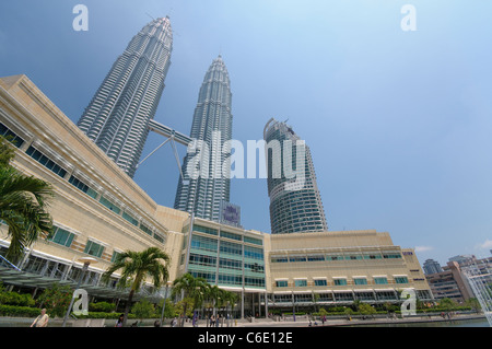 Petronas Twin Towers e Suria KLCC Shopping Centre, visto dal Parco KLCC, Kuala Lumpur, Malesia, Asia sud-orientale, Asia Foto Stock