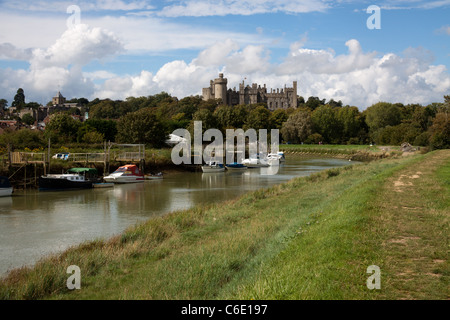 Castello di Arundel a fianco del fiume Arun West Sussex Foto Stock