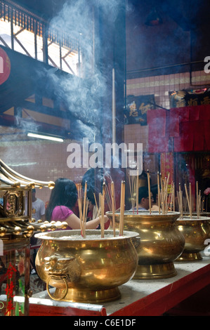 Adoratori brucia incenso in taoista Sze Ya tempio, il più antico tempio in Chinatown, Kuala Lumpur, Malesia Foto Stock