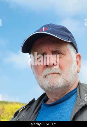 65-70 anni vecchio uomo barbuto. Foto Stock