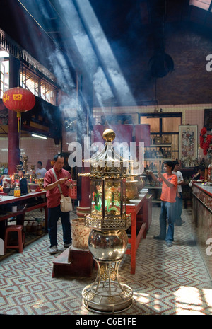 Adoratori brucia incenso in taoista Sze Ya tempio, il più antico tempio in Chinatown, Kuala Lumpur, Malesia Foto Stock