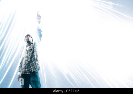 African American uomo rivolto a scintilla di luce Foto Stock