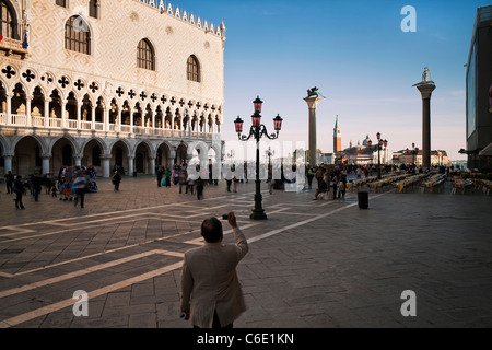 La Chiesa di San Giorgio Maggiore e il leone alato di San Marco da Piazza San Marco, Venezia, Italia Foto Stock