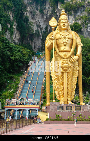 Statua del dio Murugan al piazzale delle Grotte Batu, grotte di pietra calcarea vicino a Kuala Lumpur in Malesia Foto Stock