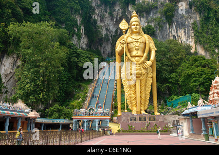 Statua del dio Murugan al piazzale delle Grotte Batu, grotte di pietra calcarea vicino a Kuala Lumpur in Malesia Foto Stock