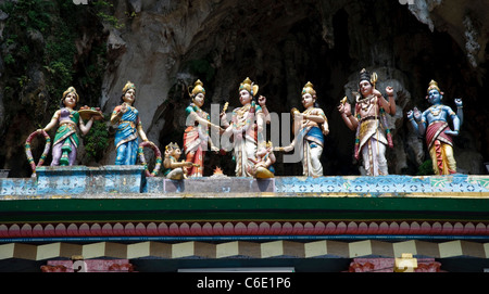 Figure indù nelle Grotte Batu, grotte di pietra calcarea vicino a Kuala Lumpur, Malesia, Asia sud-orientale, Asia Foto Stock