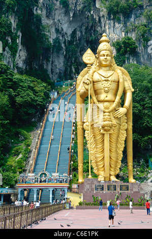 Statua del dio Murugan al piazzale delle Grotte Batu, grotte di pietra calcarea vicino a Kuala Lumpur in Malesia Foto Stock