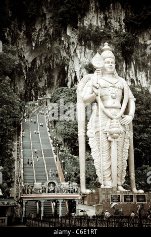 Statua del dio Murugan al piazzale delle Grotte Batu, grotte di pietra calcarea vicino a Kuala Lumpur in Malesia Foto Stock