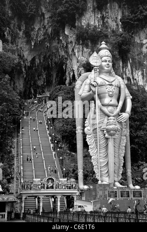 Statua del dio Murugan al piazzale delle Grotte Batu, grotte di pietra calcarea vicino a Kuala Lumpur in Malesia Foto Stock