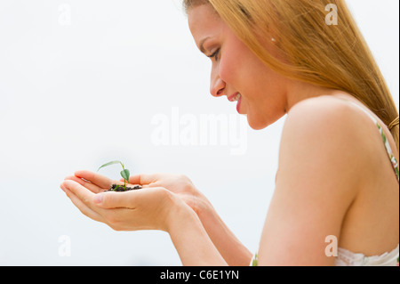 Stati Uniti d'America, New Jersey, Jersey City, donna azienda piantina Foto Stock